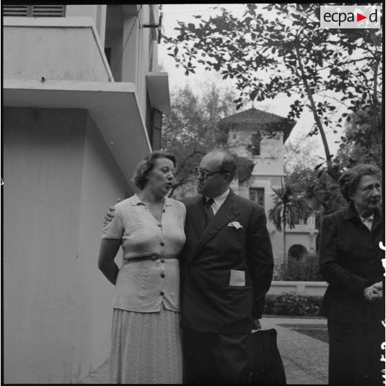 Portrait de membres de la troupe de l'Union française lors de leur arrivée à Hanoï.