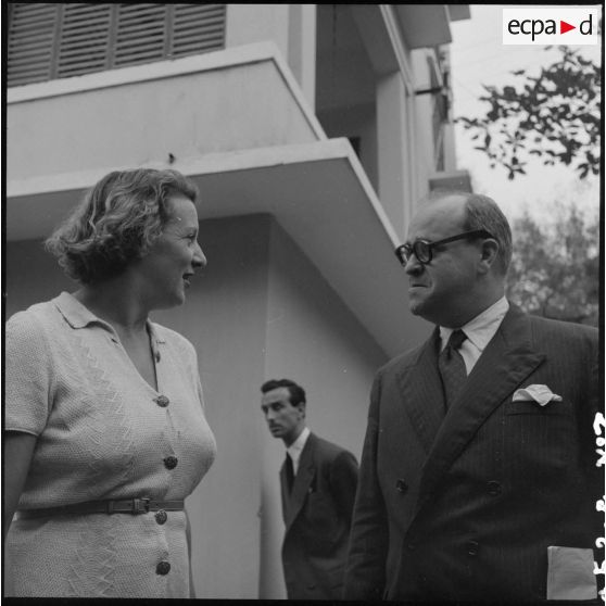 Portrait de membres de la troupe de l'Union française lors de leur arrivée à Hanoï.