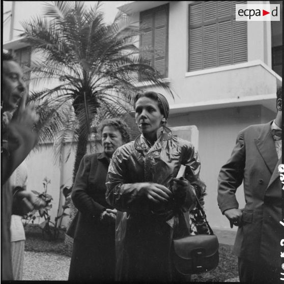 Portrait d'une femme membre de la troupe de l'Union française lors de son arrivée à Hanoï.