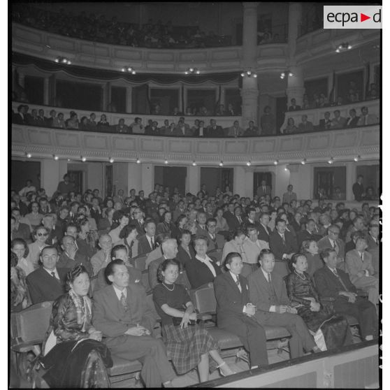 Spectateurs venus assister à une représentation de la Compagnie de l'Union française, au théâtre municipal de Hanoï.