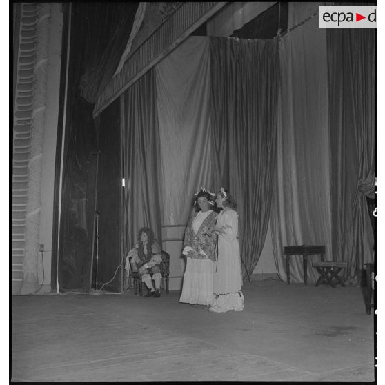 Comédiens sur scène lors d'une représentation de la pièce Feu la mère de Madame au théâtre municipal d'Hanoï.