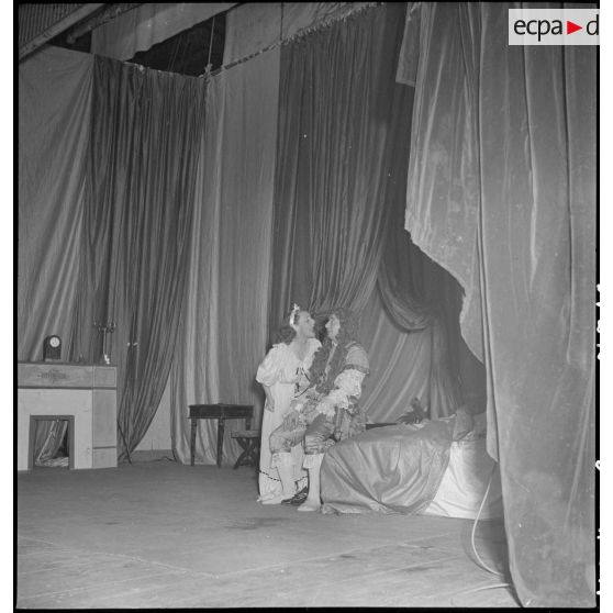 Comédiens sur scène lors d'une représentation de la pièce Feu la mère de Madame au théâtre municipal d'Hanoï.