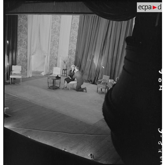 Couple de comédiens sur scène pendant une représentation de Faisons un rêve.