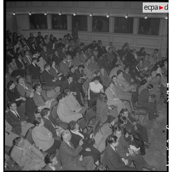 Spectateurs au théâtre municipal d'Hanoï venus assister à une représentation de la troupe de l'Union française.