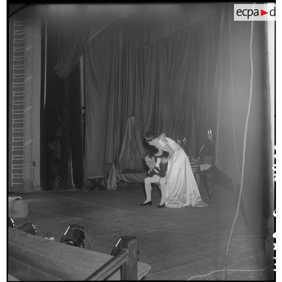 Comédiens de la troupe de l'Union française lors de la représentation de la pièce Napoléon unique au théâtre municipal d'Hanoï.