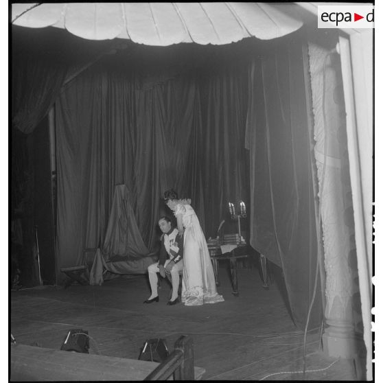 Comédiens de la troupe de l'Union française lors de la représentation de la pièce Napoléon unique au théâtre municipal d'Hanoï.