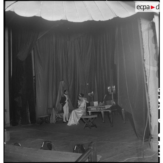 Comédiens de la troupe de l'Union française lors de la représentation de la pièce Napoléon unique au théâtre municipal d'Hanoï.