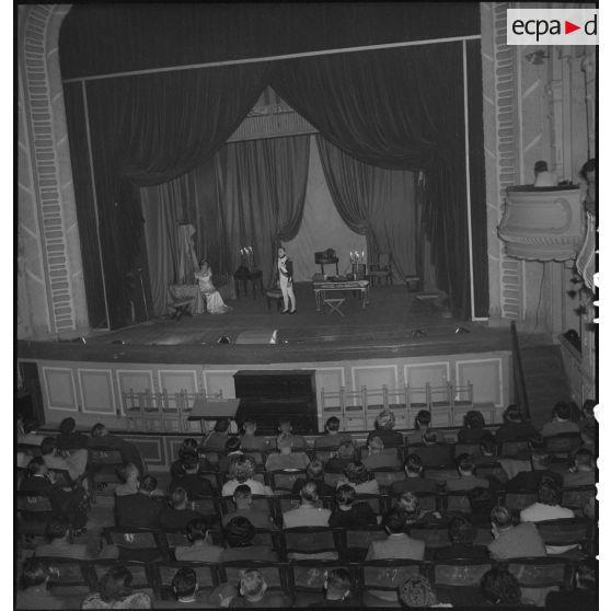 Spectateurs et comédiens de la troupe de l'Union française lors de la représentation de la pièce Napoléon unique au théâtre municipal d'Hanoï.