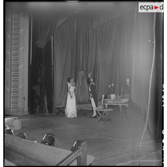 Comédiens de la troupe de l'Union française lors de la représentation de la pièce Napoléon unique au théâtre municipal d'Hanoï.