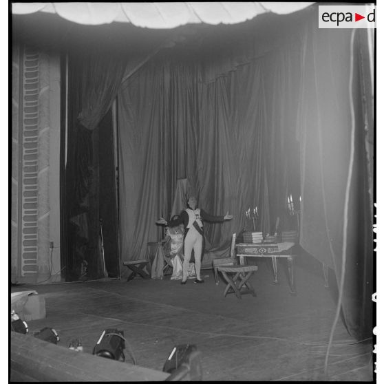 Comédiens de la troupe de l'Union française lors de la représentation de la pièce Napoléon unique au théâtre municipal d'Hanoï.