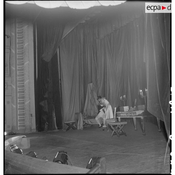 Comédiens de la troupe de l'Union française lors de la représentation de la pièce Napoléon unique au théâtre municipal d'Hanoï.