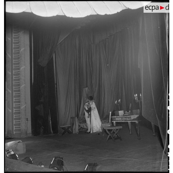 Comédiens de la troupe de l'Union française lors de la représentation de la pièce Napoléon unique au théâtre municipal d'Hanoï.