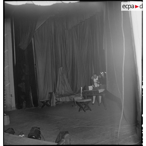Comédien de la troupe de l'Union française lors de la représentation de la pièce Napoléon unique au théâtre municipal d'Hanoï.