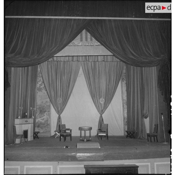 Décor de la pièce de théâtre Napoléon unique jouée par la troupe de l'Union française au théâtre municipal d'Hanoï.