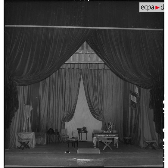 Décor de la pièce de théâtre Napoléon unique jouée par la troupe de l'Union française au théâtre municipal d'Hanoï.