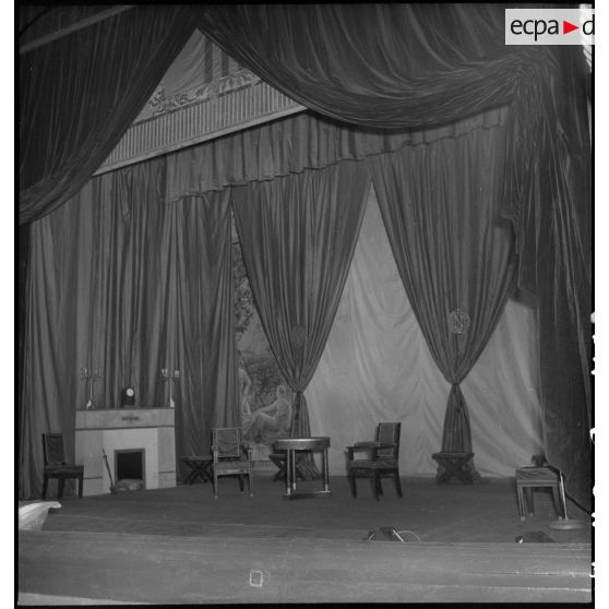 Décor de la pièce de théâtre Napoléon unique jouée par la troupe de l'Union française au théâtre municipal d'Hanoï.
