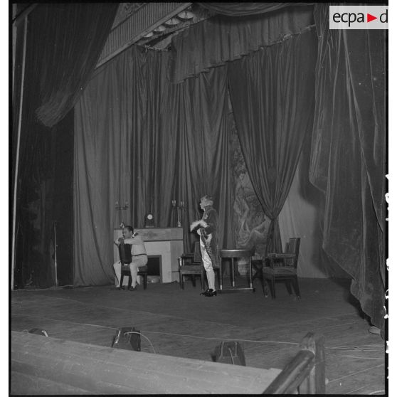 Comédiens de la troupe de l'Union française lors de la représentation de la pièce Napoléon unique au théâtre municipal d'Hanoï.