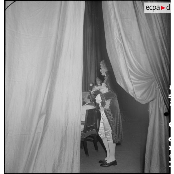 Comédiens de la troupe de l'Union française lors de la représentation de la pièce Napoléon unique au théâtre municipal d'Hanoï.