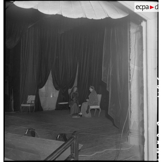 Comédiennes de la troupe de l'Union française lors de la représentation de la pièce Napoléon unique au théâtre municipal d'Hanoï.