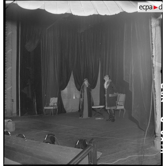 Comédiens de la troupe de l'Union française lors de la représentation de la pièce Napoléon unique au théâtre municipal d'Hanoï.