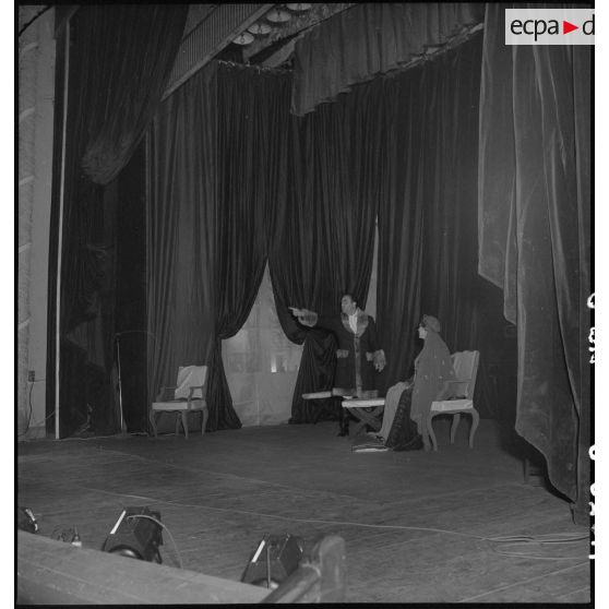 Comédiens de la troupe de l'Union française lors de la représentation de la pièce Napoléon unique au théâtre municipal d'Hanoï.