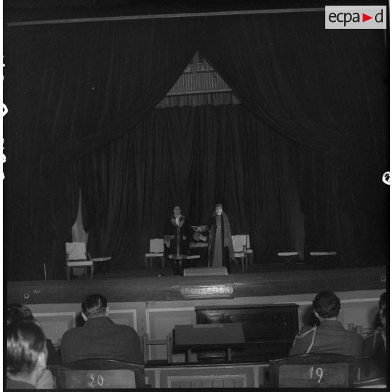 Comédiens de la troupe de l'Union française lors de la représentation de la pièce Napoléon unique au théâtre municipal d'Hanoï.