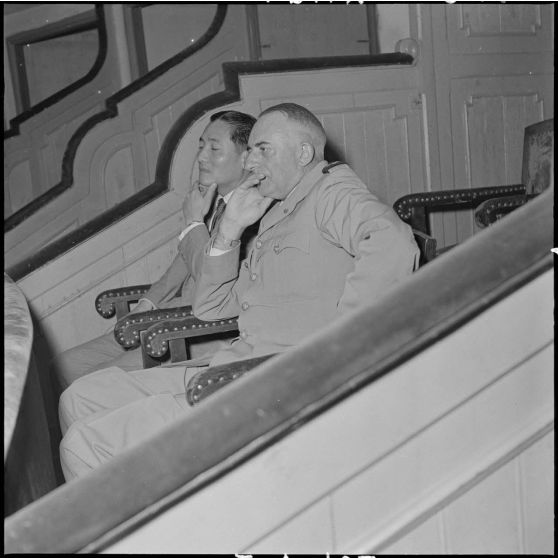 Le général de Linarès assiste à une démonstration de sports de combat au théâtre municipal d'Hanoï.