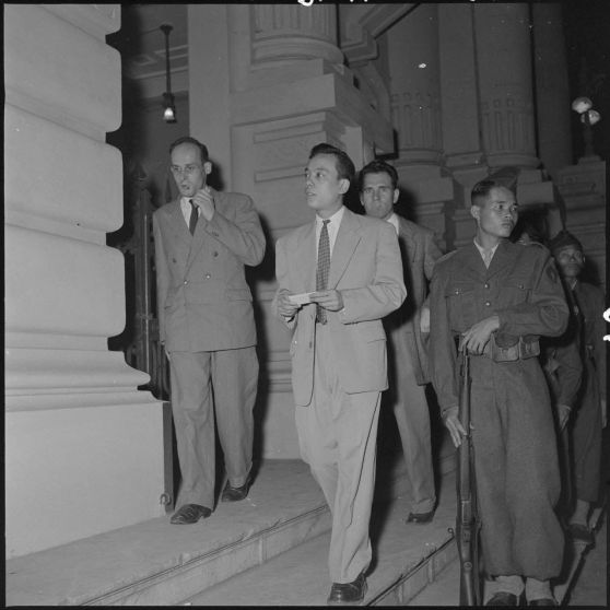 Civils français et soldats vietnamiens devant le théâtre municipal d'Hanoï.