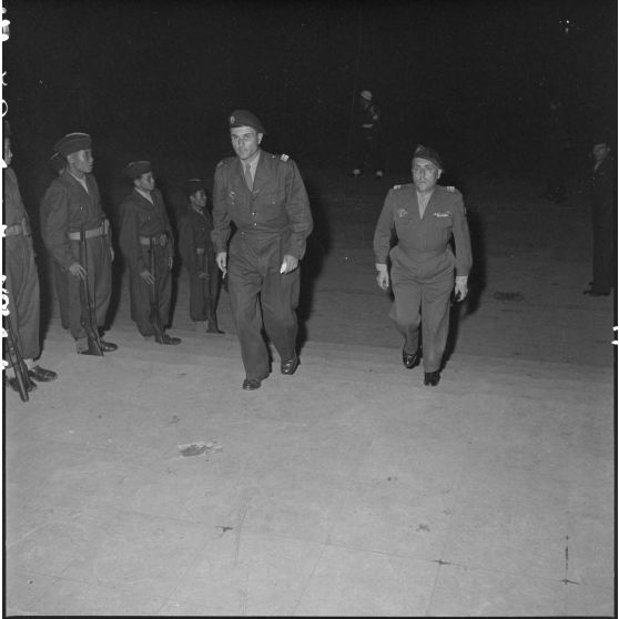 Officiers supérieurs venant assister à une démonstration de sports de combat au théâtre municipal d'Hanoï.