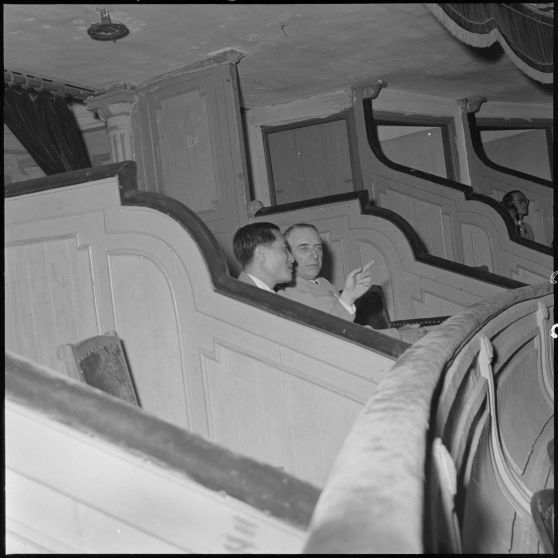 Le général de Linarès assiste à une démonstration de sports de combat au théâtre municipal d'Hanoï.