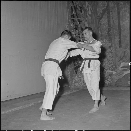 Démonstration de sports de combat au théâtre municipal d'Hanoï.