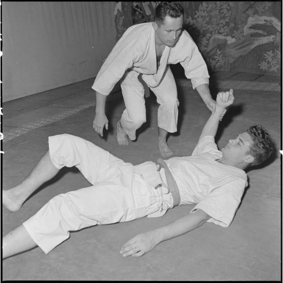 Démonstration de sports de combat au théâtre municipal d'Hanoï.