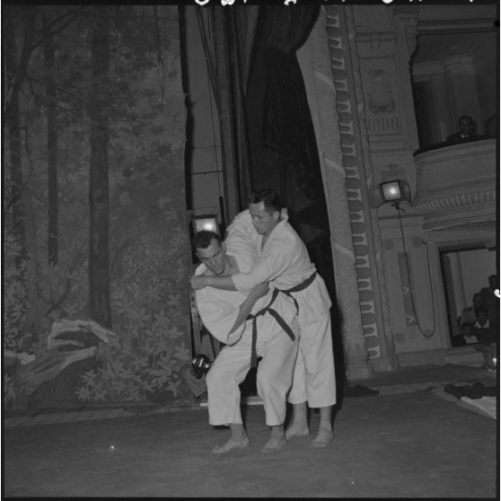 Démonstration de sports de combat au théâtre municipal d'Hanoï.