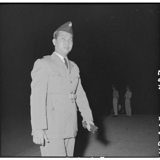 Officier vietnamien venant assister à une démonstration de sports de combat au théâtre municipal d'Hanoï.