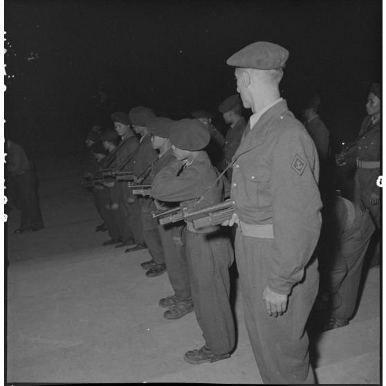 Soldats vietnamiens gardant le théâtre municipal d'Hanoï lors d'une démonstration de sports de combat.