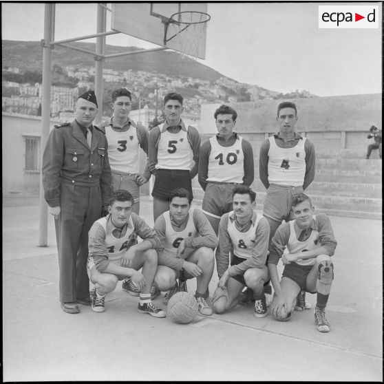 Match de basket-ball au stade Marcel Cerdan à Alger, opposant le 45e RTRs (45e régiment de transmissions) au 27e RTRn (27e régiment du train).