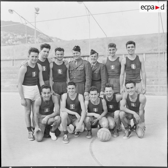 Match de basket-ball au stade Marcel Cerdan à Alger, opposant le 45e RTRs (45e régiment de transmissions) au 27e RTRn (27e régiment du train).
