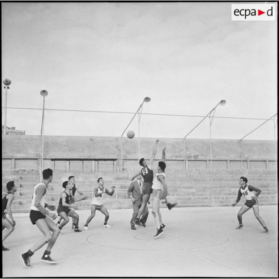 Match de basket-ball au stade Marcel Cerdan à Alger, opposant le 45e RTRs (45e régiment de transmissions) au 27e RTRn (27e régiment du train).
