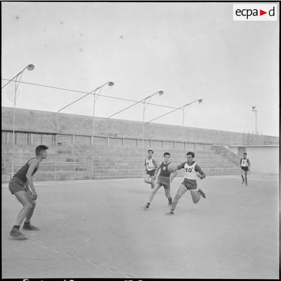 Match de basket-ball au stade Marcel Cerdan à Alger, opposant le 45e RTRs (45e régiment de transmissions) au 27e RTRn (27e régiment du train).