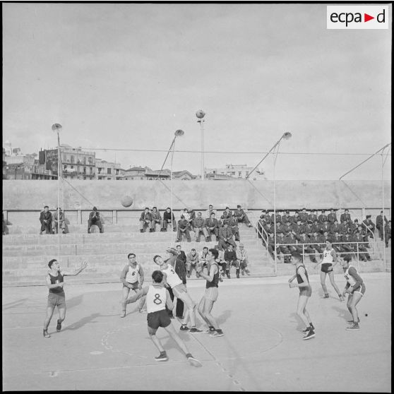Match de basket-ball au stade Marcel Cerdan à Alger, opposant le 45e RTRs (45e régiment de transmissions) au 27e RTRn (27e régiment du train).