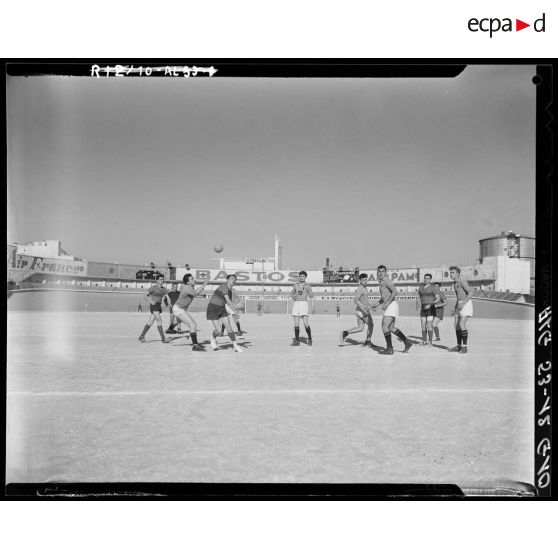 Finale de handball au stade municipal d'Alger opposant le 19e RG (régiment de génie) au 10e LGR (légion de la garde républicaine) à Alger.