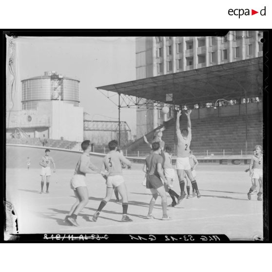 Finale de handball au stade municipal d'Alger opposant le 19e RG (régiment de génie) au 10e LGR (légion de la garde républicaine) à Alger.