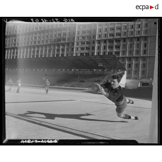 Finale de handball au stade municipal d'Alger opposant le 19e RG (régiment de génie) au 10e LGR (légion de la garde républicaine) à Alger.