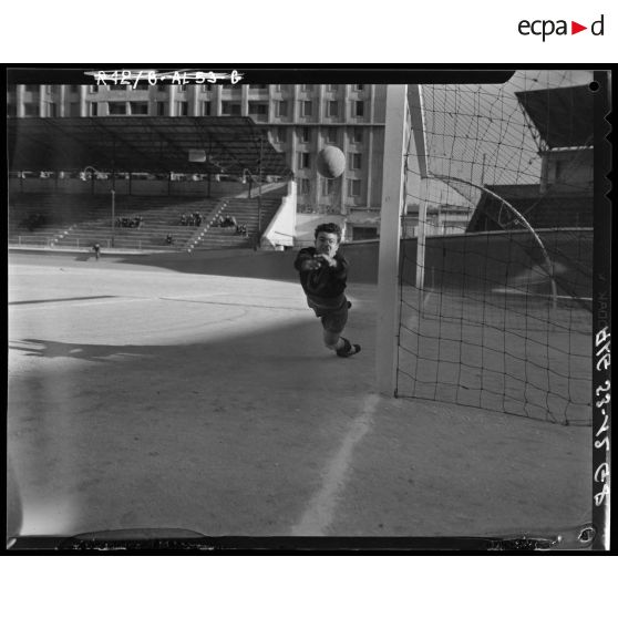 Finale de handball au stade municipal d'Alger opposant le 19e RG (régiment de génie) au 10e LGR (légion de la garde républicaine) à Alger.