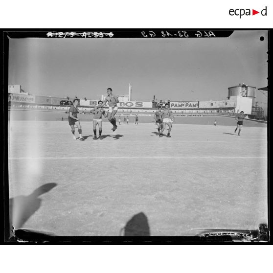 Finale de handball au stade municipal d'Alger opposant le 19e RG (régiment de génie) au 10e LGR (légion de la garde républicaine) à Alger.