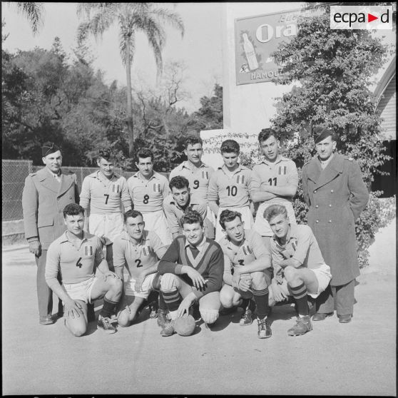 Photographie de l'équipe de handball du 19e RG (régiment de génie) avant une finale au stade municipal d'Alger.