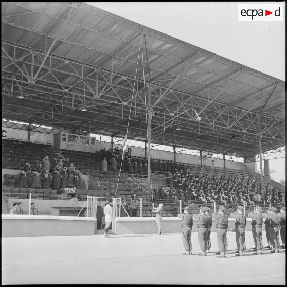 Finale de handball au stade municipal d'Alger opposant le 19e RG (régiment de génie) au 10e LGR (légion de la garde républicaine) à Alger.
