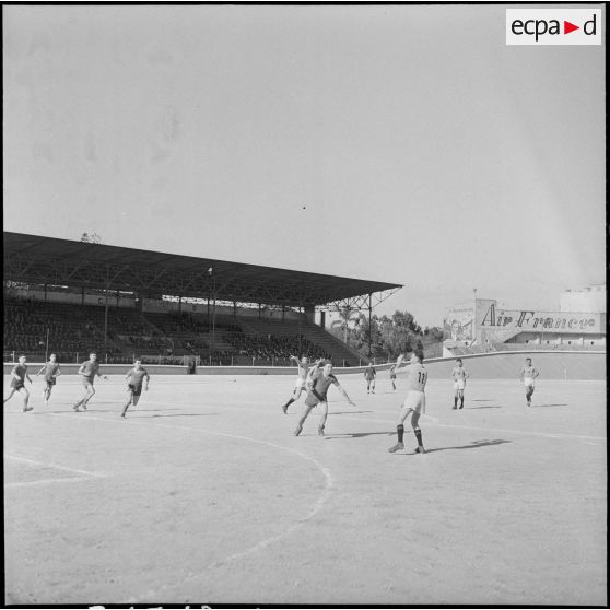 Finale de handball au stade municipal d'Alger opposant le 19e RG (régiment de génie) au 10e LGR (légion de la garde républicaine) à Alger.
