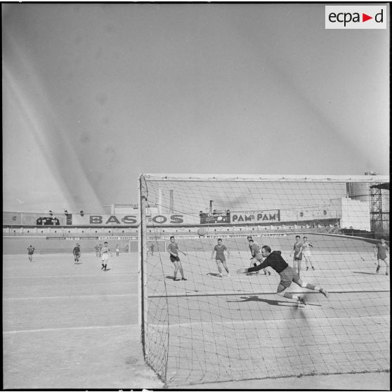 Finale de handball au stade municipal d'Alger opposant le 19e RG (régiment de génie) au 10e LGR (légion de la garde républicaine) à Alger.