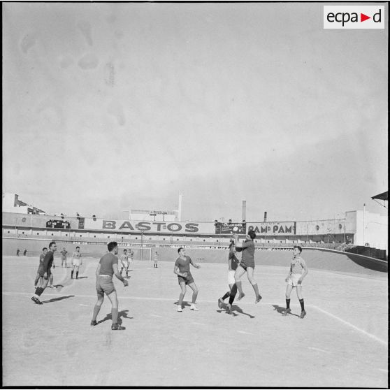 Finale de handball au stade municipal d'Alger opposant le 19e RG (régiment de génie) au 10e LGR (légion de la garde républicaine) à Alger.